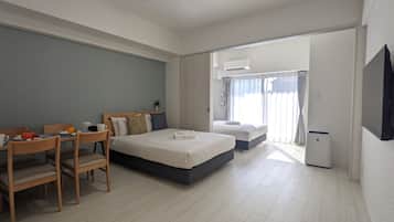 Habitación de diseñador con 2 camas individuales | Ropa de cama de alta calidad y cortinas blackout