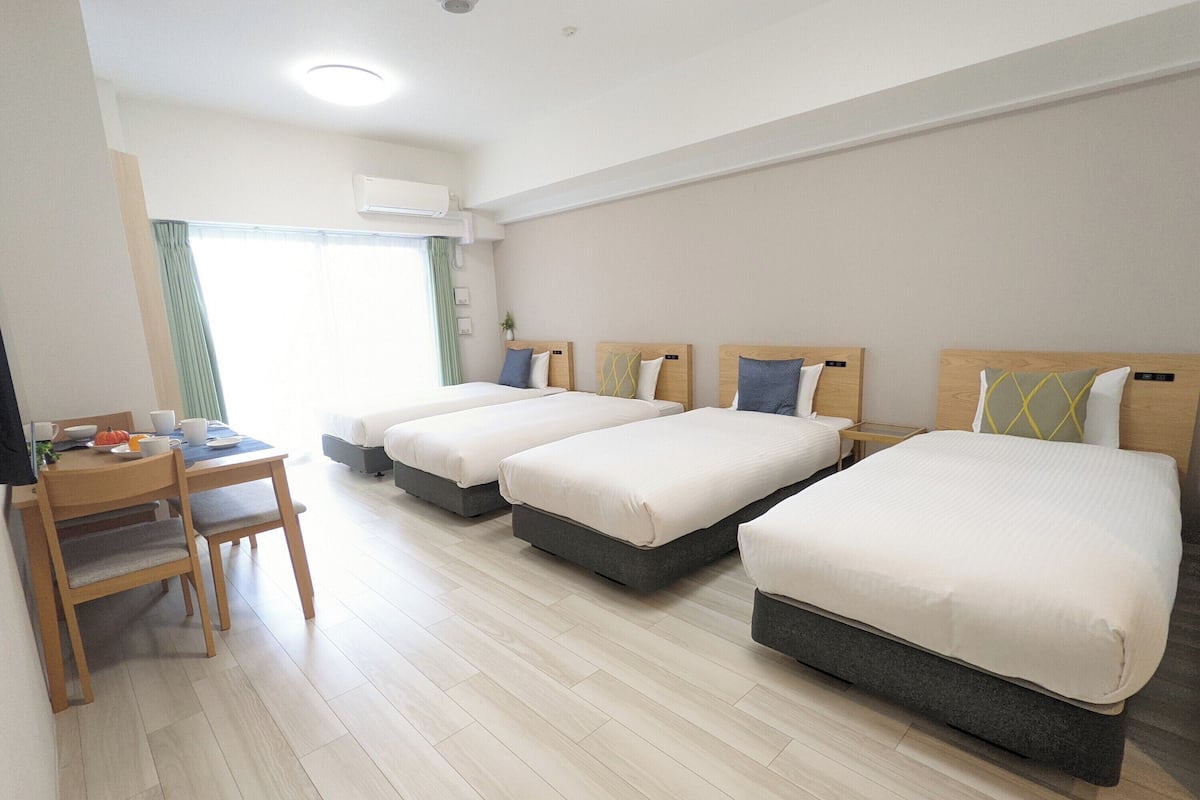 Habitación cuádruple Confort | Ropa de cama de alta calidad y cortinas opacas