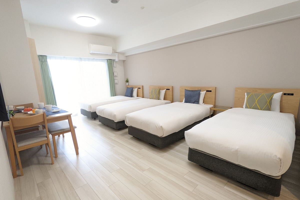 ห้องคอมฟอร์ทสำหรับสี่ท่าน | เครื่องนอนระดับพรีเมียม, ผ้าม่านกันแสง, เตารีด/โต๊ะรีดผ้า