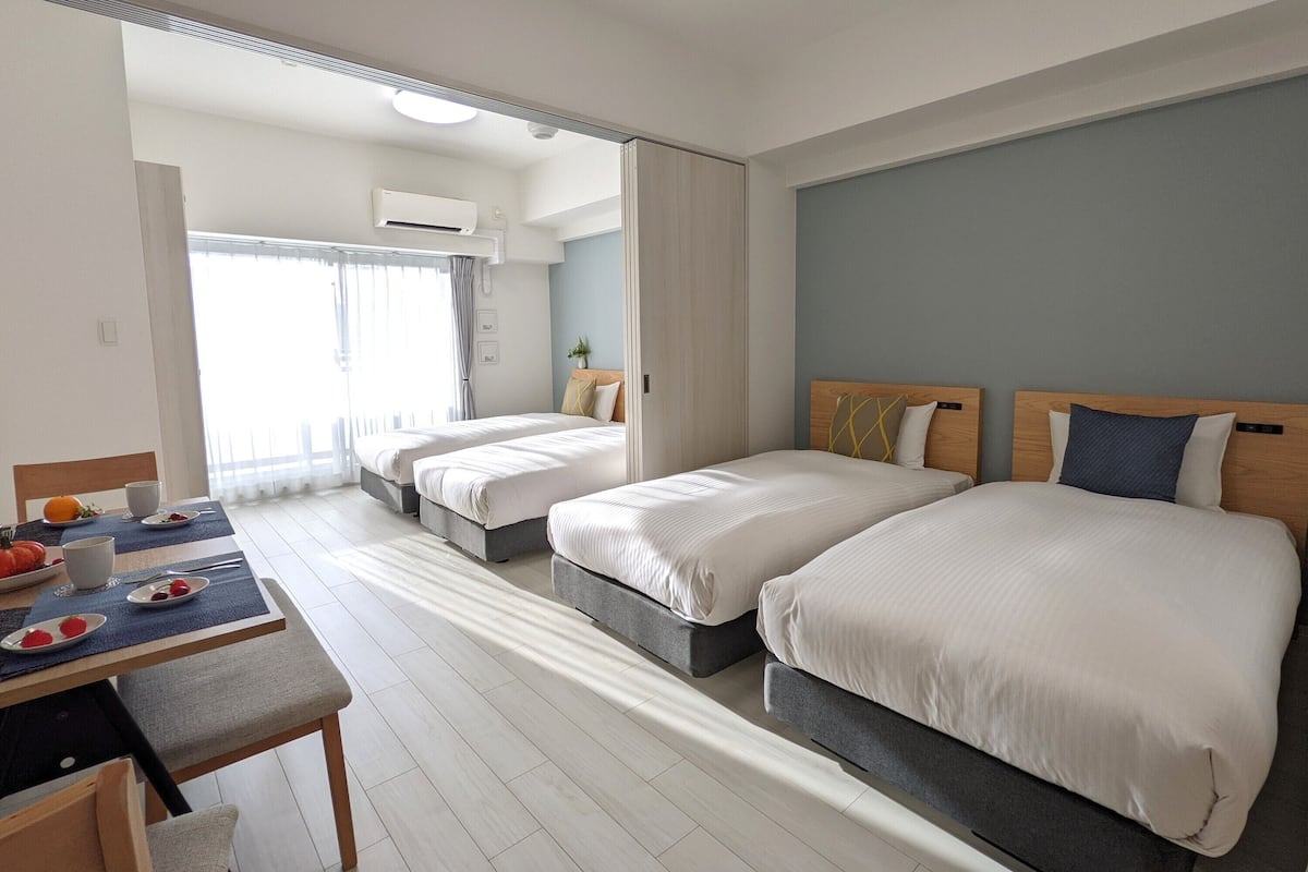 Habitación cuádruple estándar | Ropa de cama de alta calidad y cortinas opacas