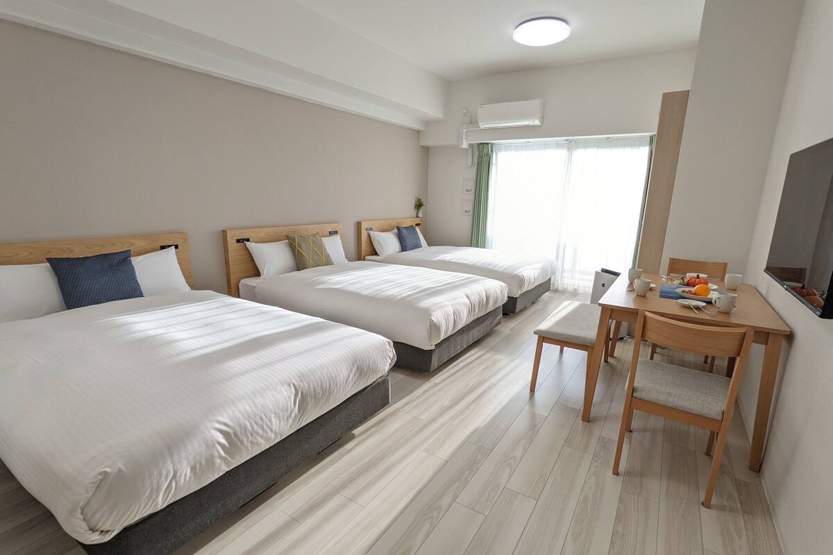 ห้องดีลักซ์ทริปเปิล | เครื่องนอนระดับพรีเมียม, ผ้าม่านกันแสง, เตารีด/โต๊ะรีดผ้า
