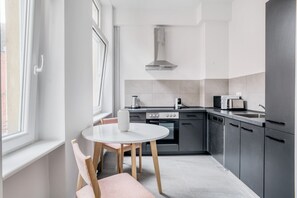 Kylskåp, mikrovågsugn, ugn och grytor/köksredskap