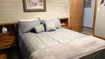 3 quartos, escrivaninha, ferros/tábuas de passar roupa