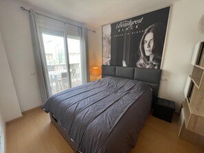 1 chambre, fer et planche à repasser