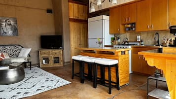 Frigorifero, forno, piano cottura, macchina per tè/caffè