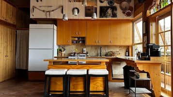 Fridge, oven, stovetop, coffee/tea maker