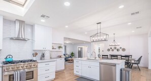 Fridge, microwave, oven, stovetop - Travelers Dream Oasis+JumpMan PicklballCrt+PuttPut+HeatedPool+BocceBall Court+ (Scottsdale)