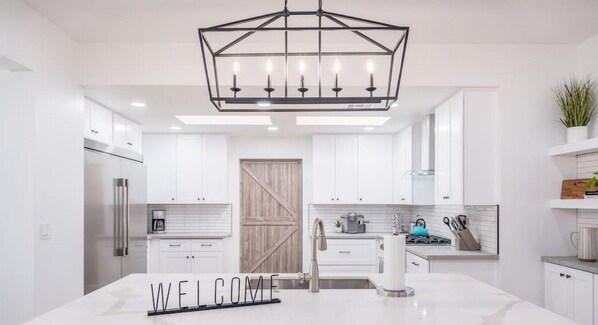 Fridge, microwave, oven, stovetop - Travelers Dream Oasis+JumpMan PicklballCrt+PuttPut+HeatedPool+BocceBall Court+ (Scottsdale)