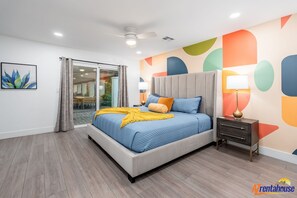 7 habitaciones, tabla de planchar con plancha y cuna de viaje