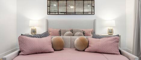 7 habitaciones, tabla de planchar con plancha y cuna de viaje
