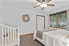 5 slaapkamers, een bureau, een strijkplank/strijkijzer, reisbedje