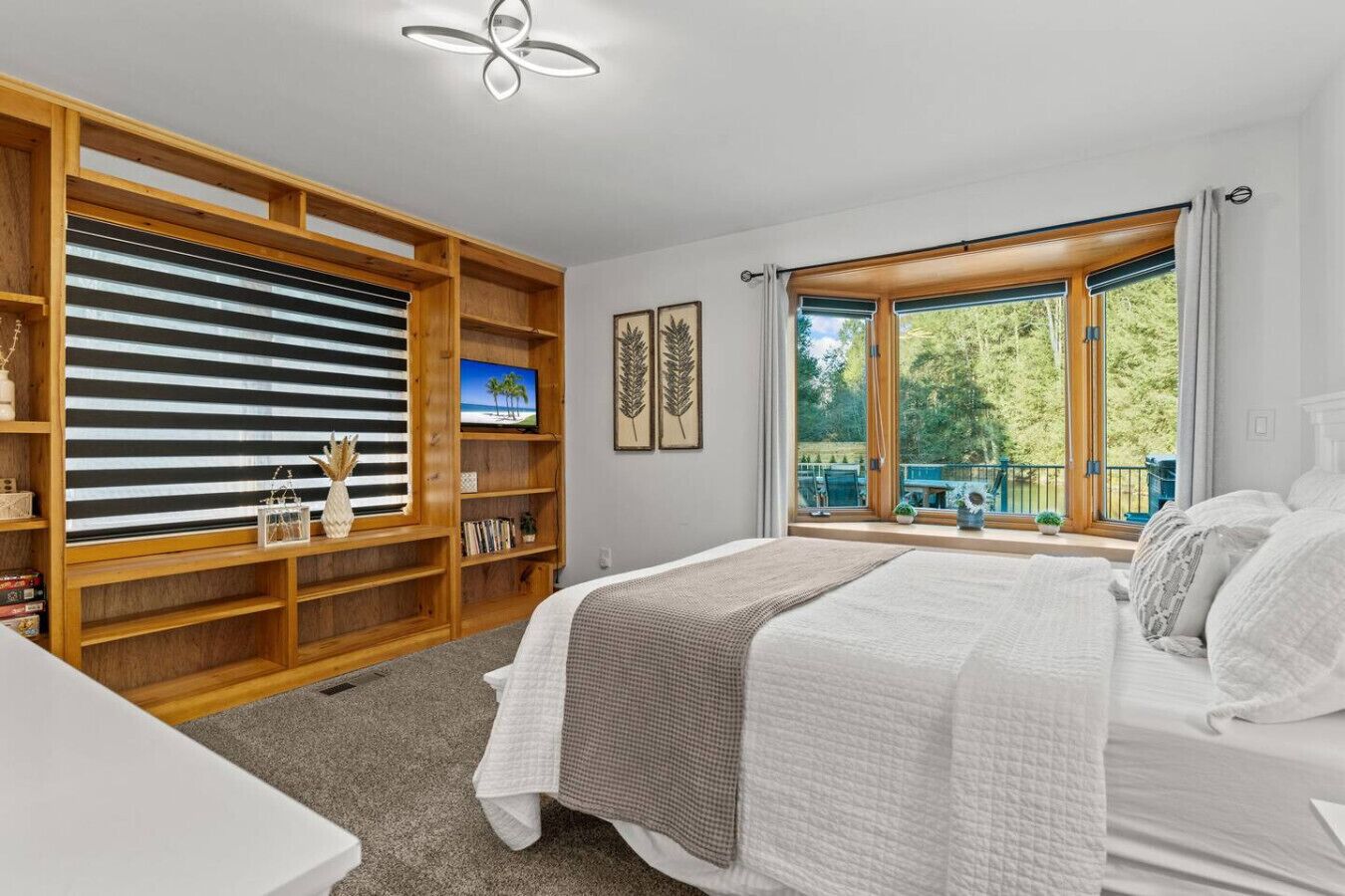 5 bedrooms, desk, iron/ironing board, travel cot