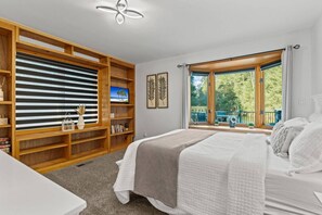 5 bedrooms, desk, iron/ironing board, travel cot