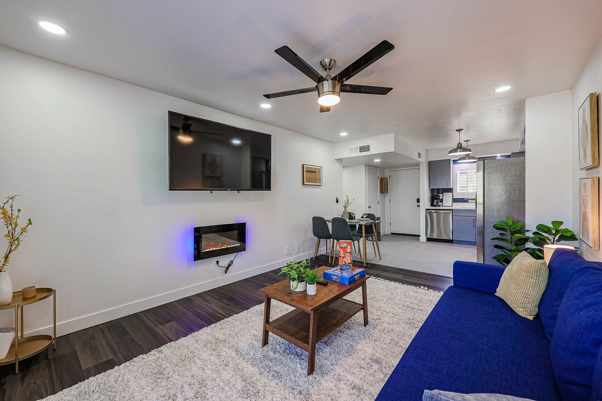 Stylish Condo Across from Fashion Square w/ POOL!