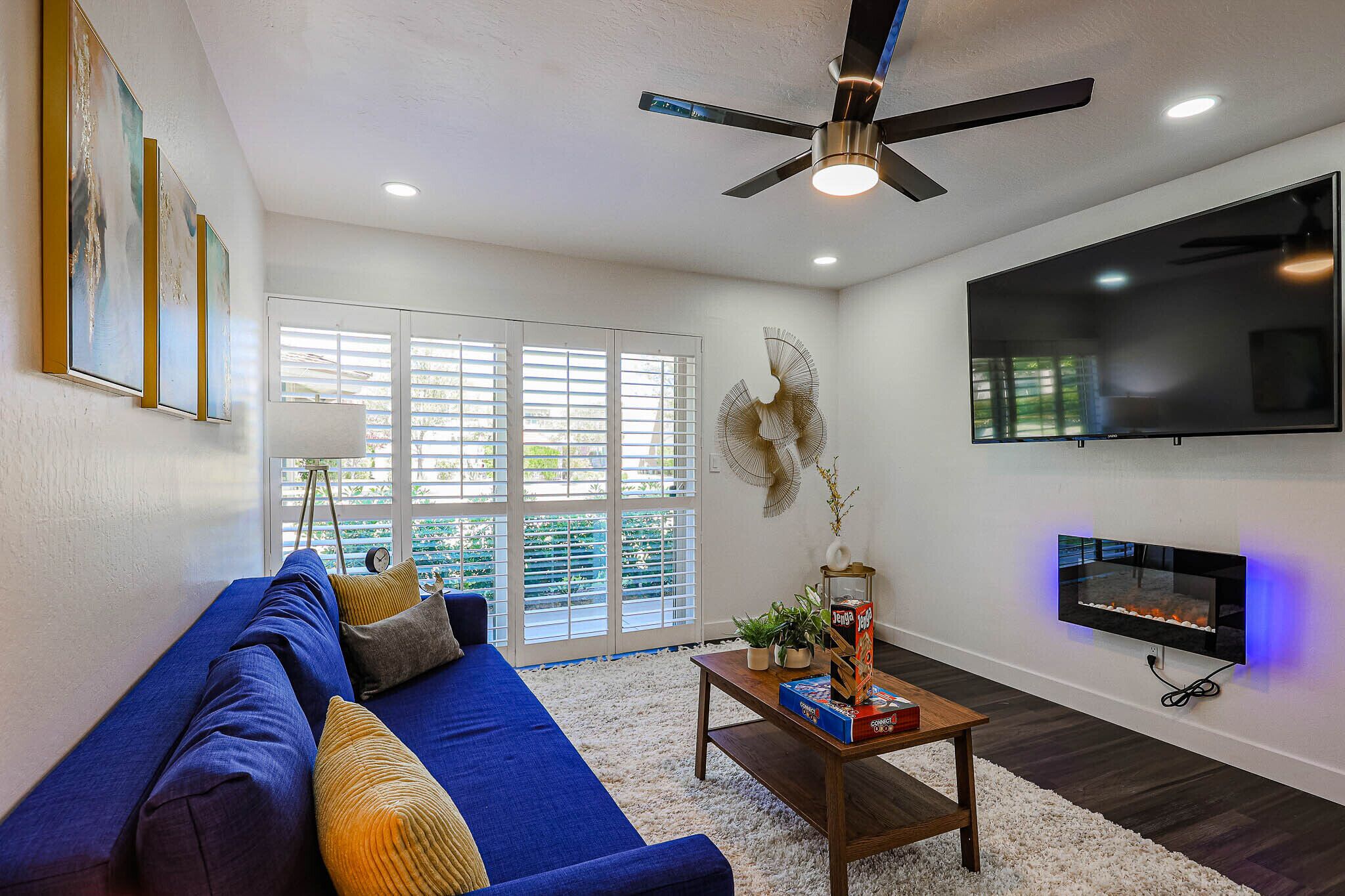 Stylish Condo Across from Fashion Square w/ POOL!