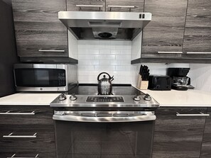 Refrigerador, microondas, horno y parrilla de estufa 