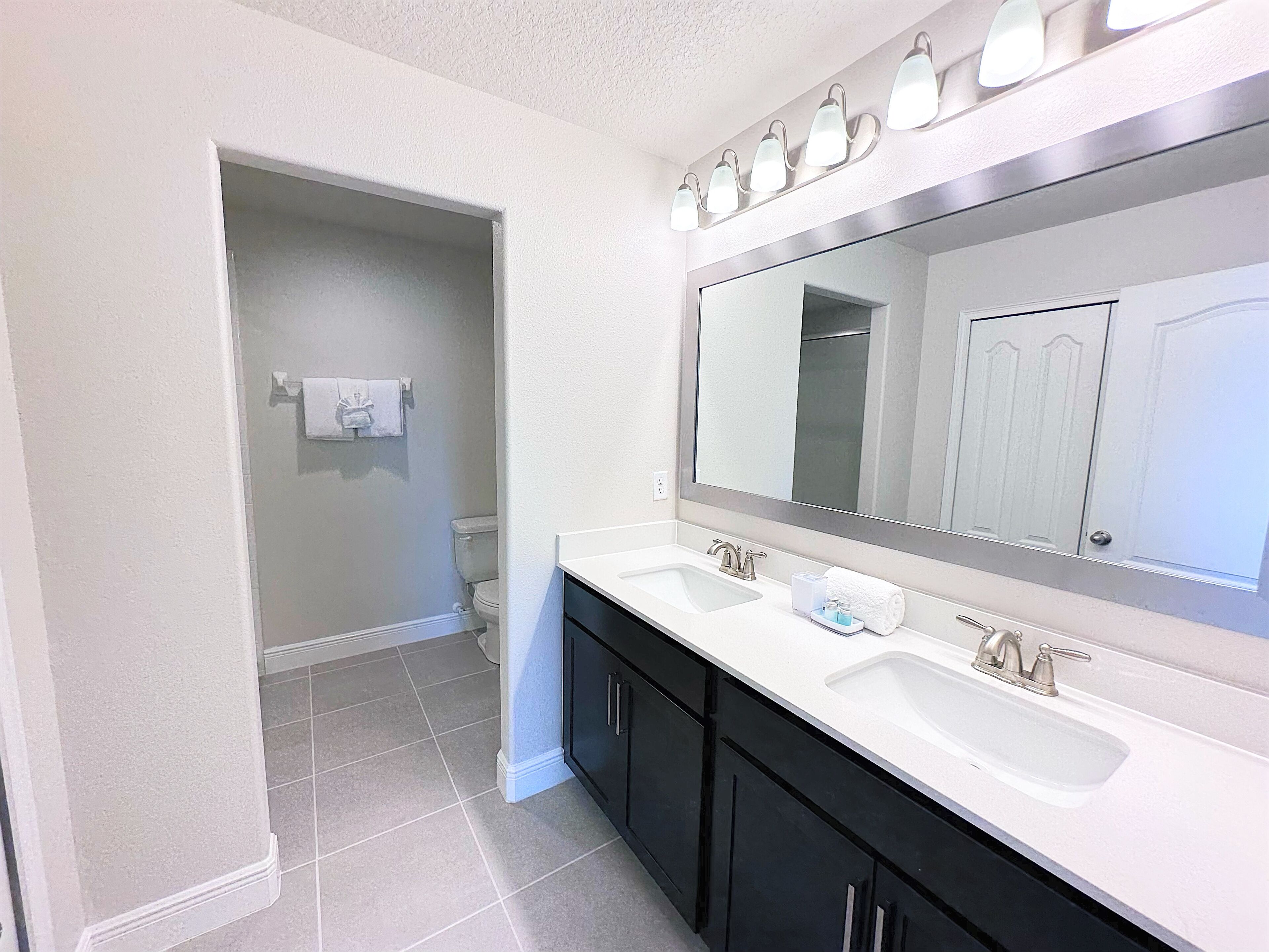 211MCV: Huge 6 En Suite Pool Home! 2 King Suites Sleeps 12!