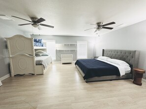 6 bedrooms, iron/ironing board, WiFi, bed sheets - Light House (Lehigh Acres)