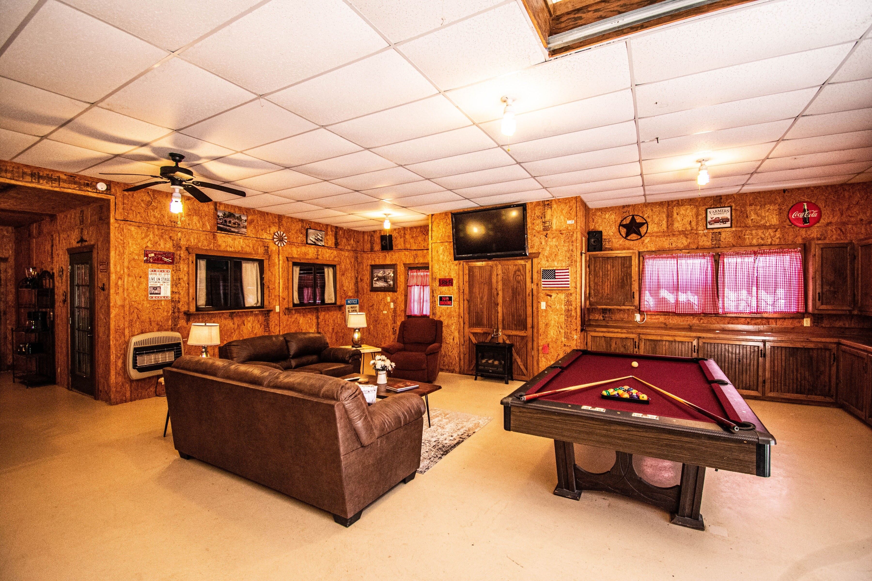 Shoreline's Barndominium, - short walk to Lake Texoma 