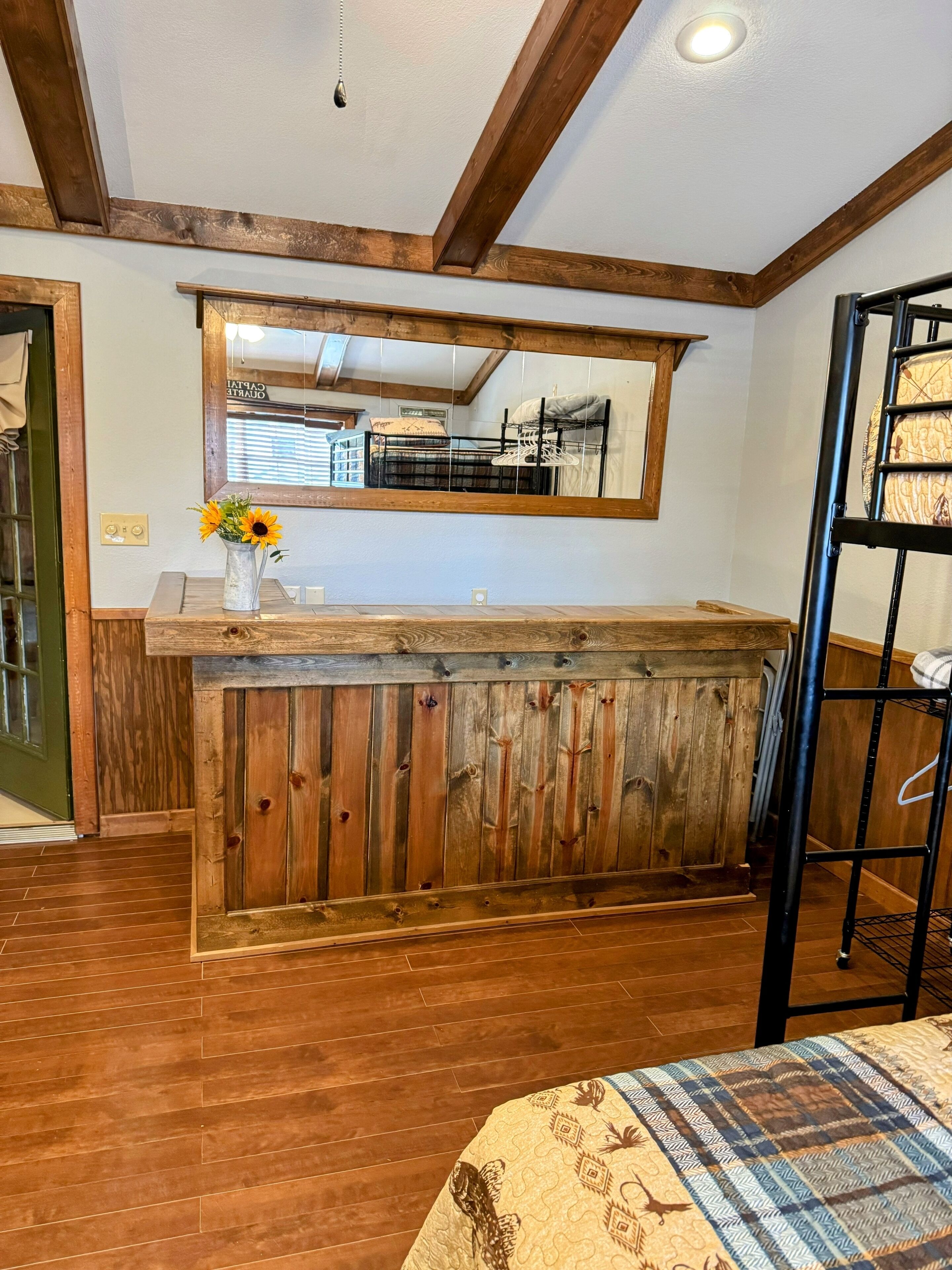 2 habitaciones, escritorio y tabla de planchar con plancha 