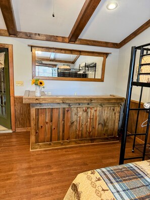 2 soverom, skrivebord, strykejern/-brett og reiseseng for barn