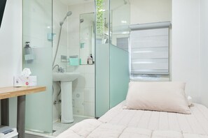 Deluxe Single Room [Fitness coupon + free buffet all day] | Individuell inredning, skrivbord och arbetsyta för laptop