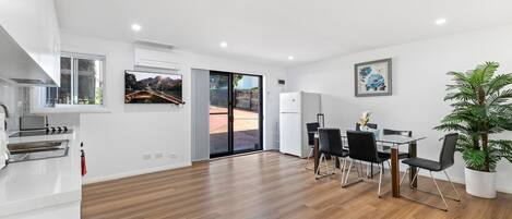 Een koelkast, een microgolfoven, een oven, een vaatwasser