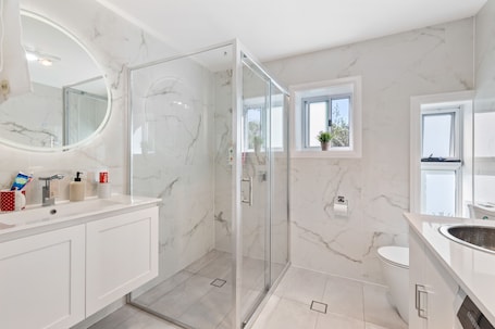 Hair dryer, towels, soap, toilet paper. New Guesthouse in Epping