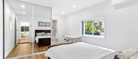 3 bedrooms, desk, iron/ironing board, WiFi