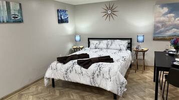 1 habitación, tabla de planchar con plancha, wifi y ropa de cama