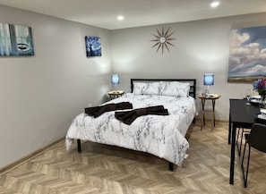 1 bedroom, iron/ironing board, WiFi, bed sheets - Gorgeous Private Studio in heart of Kettering (Dayton)
