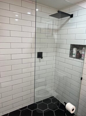 Een douche, een haardroger, handdoeken, zeep