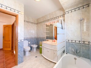 Baignoire, séchoir à cheveux, serviettes fournies