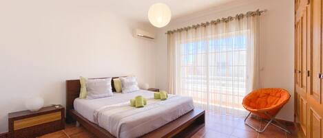 3 bedrooms, desk, iron/ironing board, WiFi