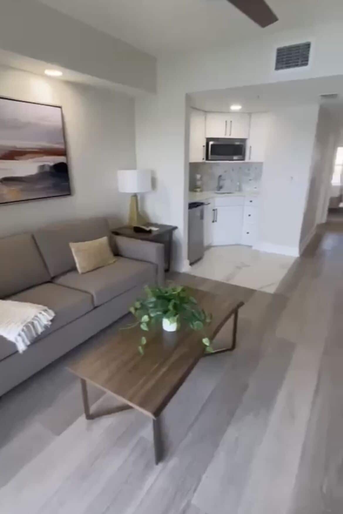 Cozy Resort Villa Minutes From Parks With Jetted Tub And Kitchenette