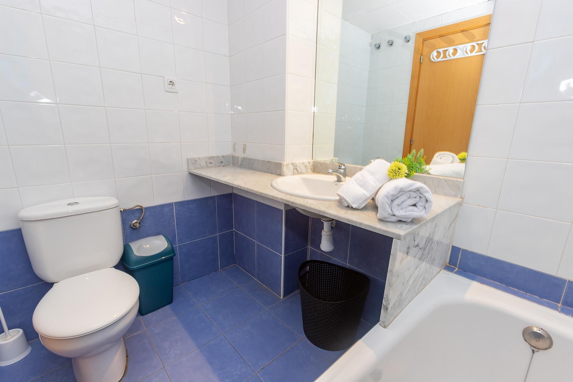 Ein Badezimmer mit Toilette, Waschbecken und Badewanne.