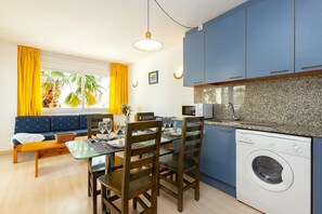 Fridge, microwave, coffee/tea maker, toaster