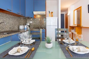 Fridge, microwave, coffee/tea maker, toaster - Welcome to the charming apartment for rent in Roses, Costa Brava! 1500 meters from the beach, modern accommodation with canal views, sleeps 4. (Roses)