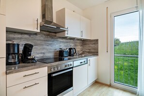 Frigorífico, horno, placa de cocina y lavavajillas