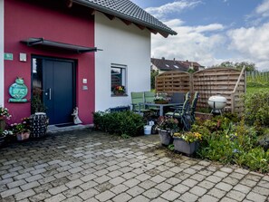 Outdoor dining - Holiday Apartment "Haus Barbara, 90 qm' with Private Terrace & Wi-Fi (Lindau am Bodensee)
