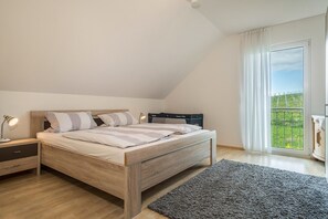 2 bedrooms, free WiFi, bed sheets - Holiday Apartment "Haus Barbara, 90 qm' with Private Terrace & Wi-Fi (Lindau am Bodensee)