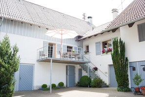 Exterior - Holiday Home 'Kleines Landhaus Bodensee' with Lake View, Balcony & Wi-Fi (Überlingen)