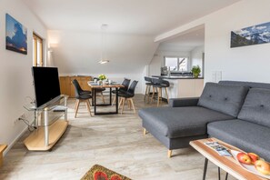 TV - Apartment 'Über Der Alten Gärtnerei' with Lake View, Balcony and Wi-Fi (Allensbach)