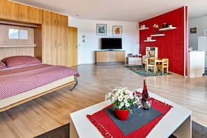 2 bedrooms, iron/ironing board, free WiFi, bed sheets - Holiday Apartment "Terrassenpark Schonach App 161" with Mountain View, Balcony & Wi-Fi (Schonach)