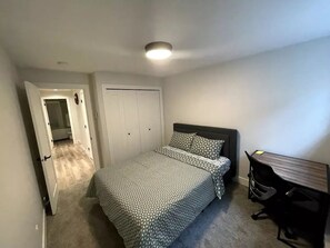 2 Schlafzimmer, Schreibtisch, Bügeleisen/Bügelbrett, Reisekinderbett