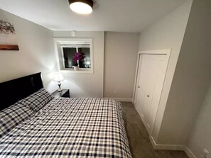 2 Schlafzimmer, Schreibtisch, Bügeleisen/Bügelbrett, Reisekinderbett