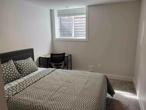 2 Schlafzimmer, Schreibtisch, Bügeleisen/Bügelbrett, Reisekinderbett