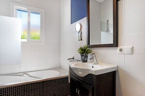 Badekar, hårføner og håndklær