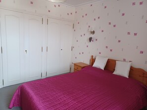 4 chambres, fer et planche à repasser, Wi-Fi, draps fournis