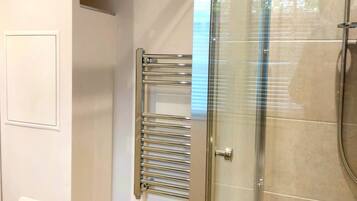 Een douche, een haardroger, handdoeken